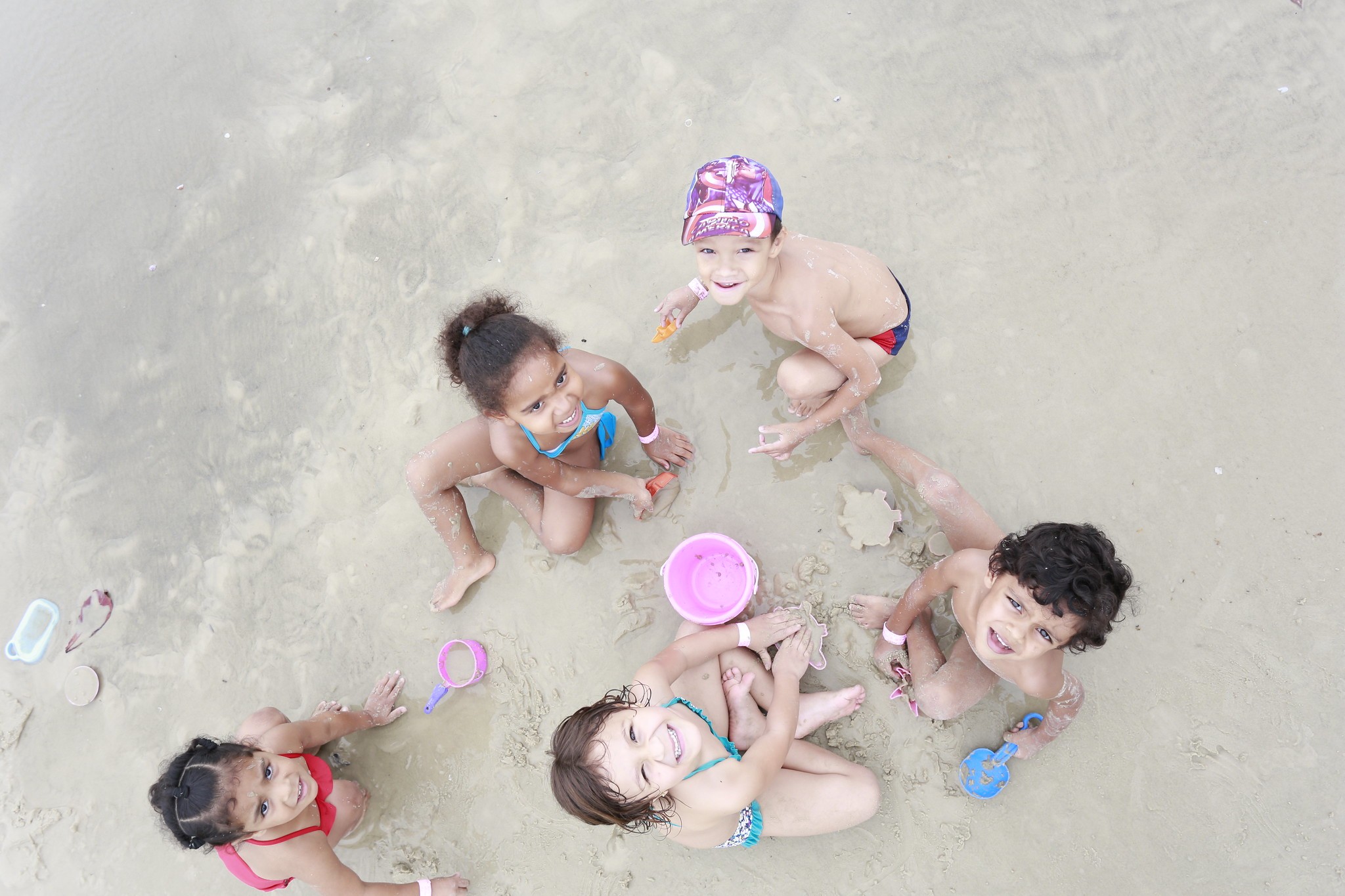 Crianças da Capital visitam Guarujá e conhecem o mar, na segunda-feira