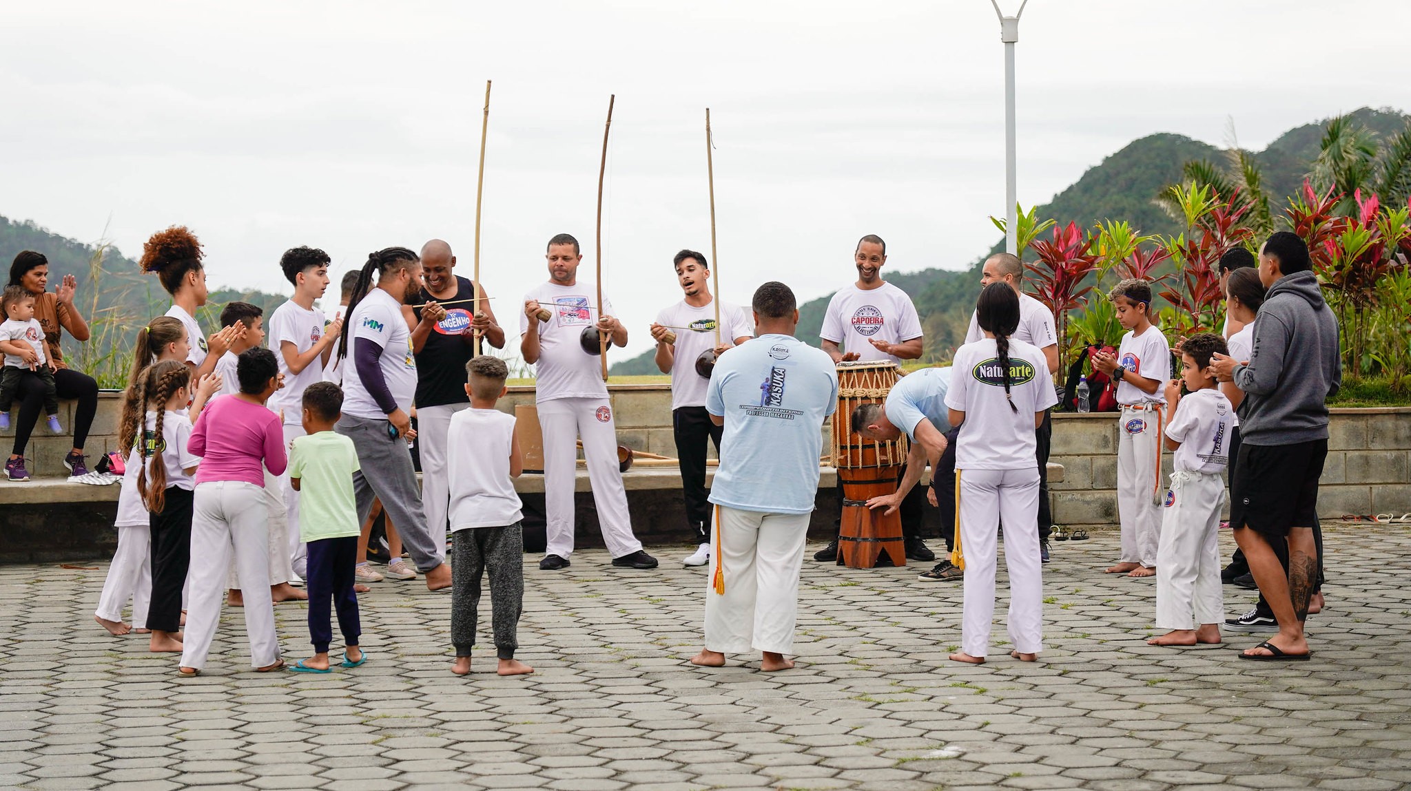 Roda de capoeira no Mirante das Galhetas reúne cerca de 80 pessoas