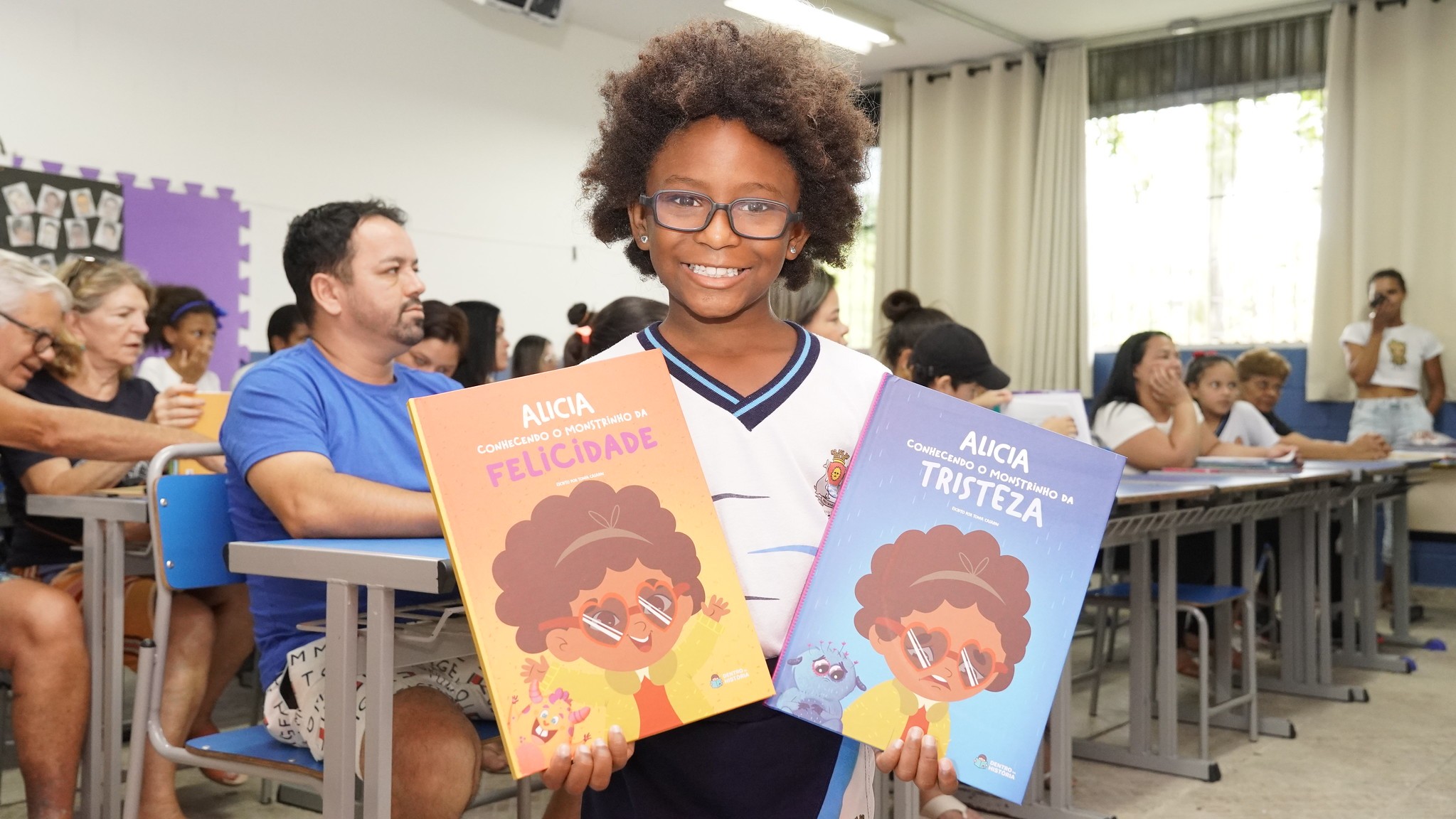 Guarujá entrega 52 mil livros personalizados com avatares de estudantes
