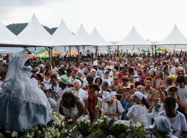 24ª Festa de Iemanjá reúne multidão em Santos