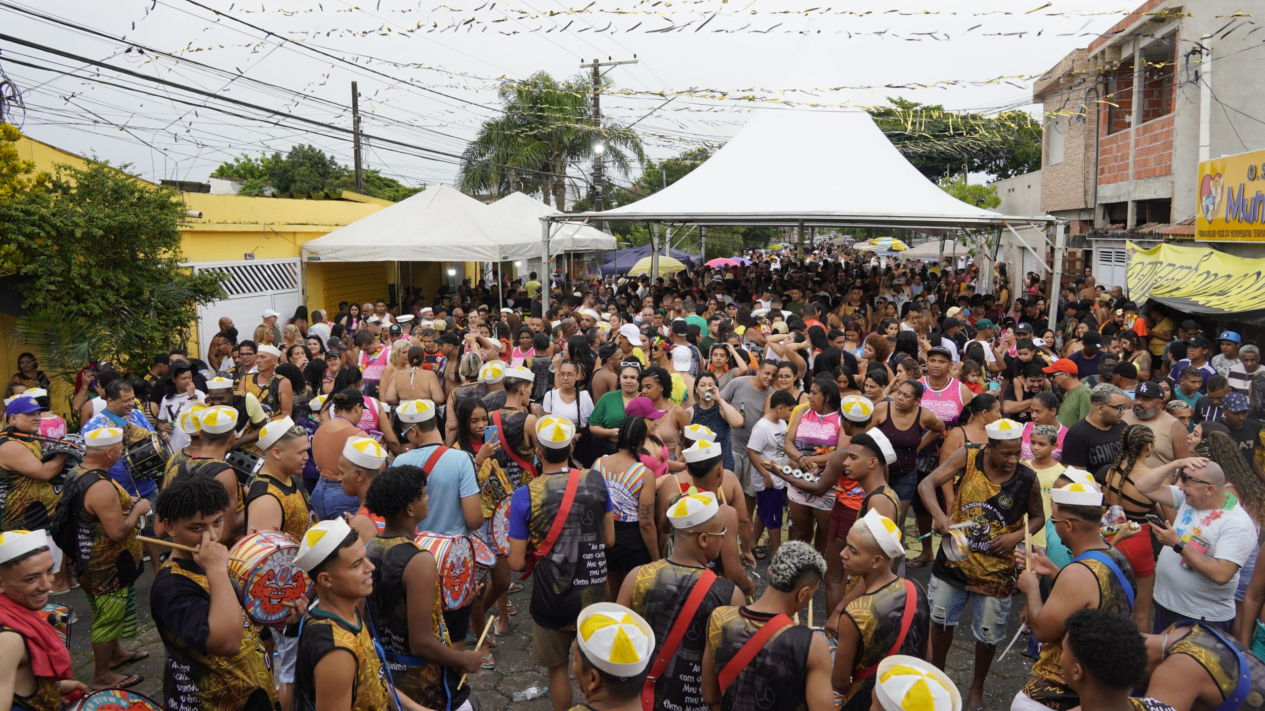 Desfile de blocos e bandas começa nesta sexta-feira (9), em Guarujá