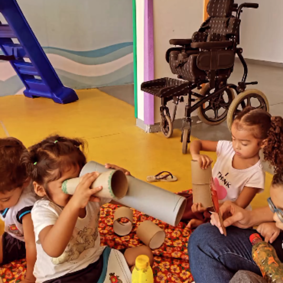 ‘O brincar heurístico’ video de crianças brincando na escola Neic Prof. Arnaldo do Nascimento