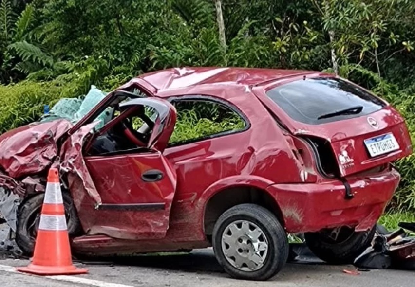 Homem morre após carro ser arremessado durante colisão em rodovia
