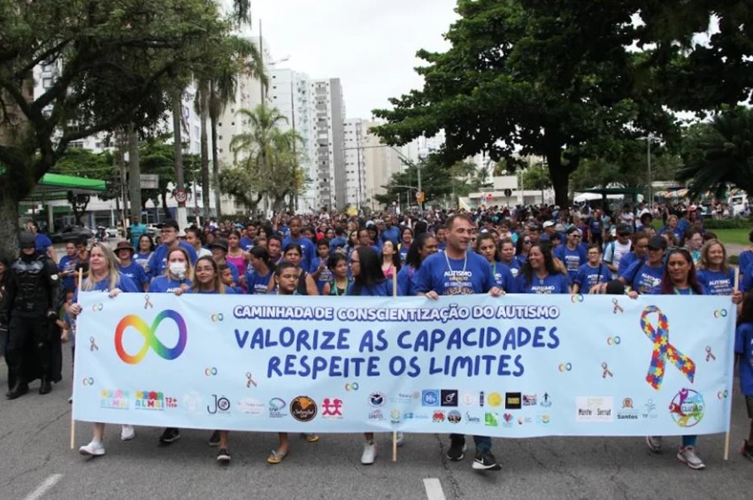 Caminhada na orla de Santos conscientiza população sobre o autismo